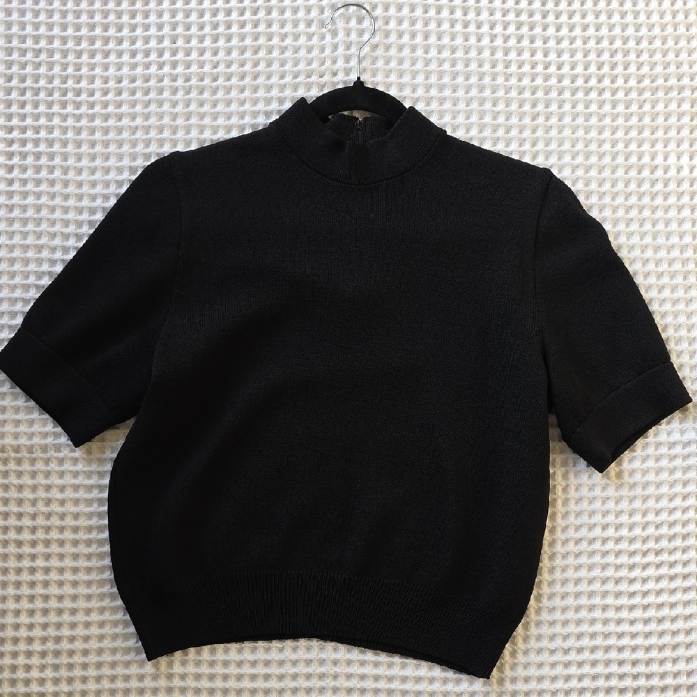 St. John Classic Black Short Sleeve Mock Neck Crop Sweater Medium - Picture 5 of 12